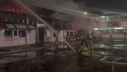 Кровля обрушилась в загоревшемся торговом комплексе в Невинномысске
